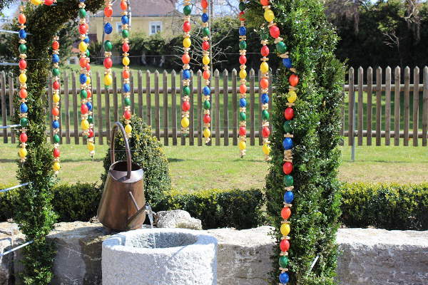 Geschmückter Brunnen am Osterbrunnenfest